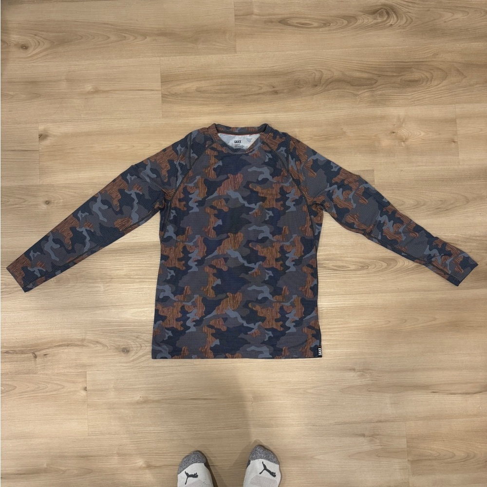 Saxx Quest Men’s Small long sleeve crewneck camo-styled shirt.